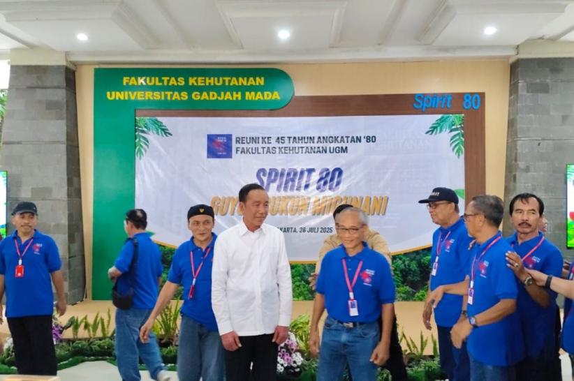 Momen Jokowi Hadiri Reuni UGM, Para Alumni Berebut Foto Bersama - Bagian 2