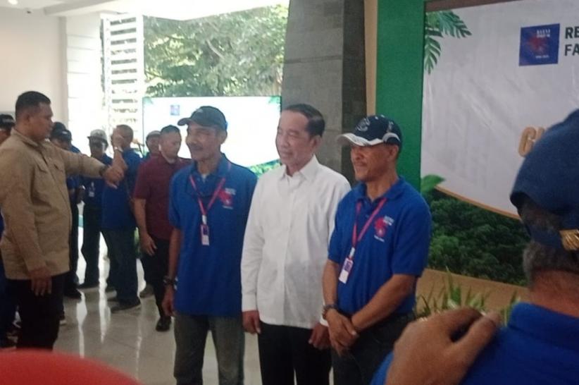 Momen Jokowi Hadiri Reuni UGM, Para Alumni Berebut Foto Bersama - Bagian 4