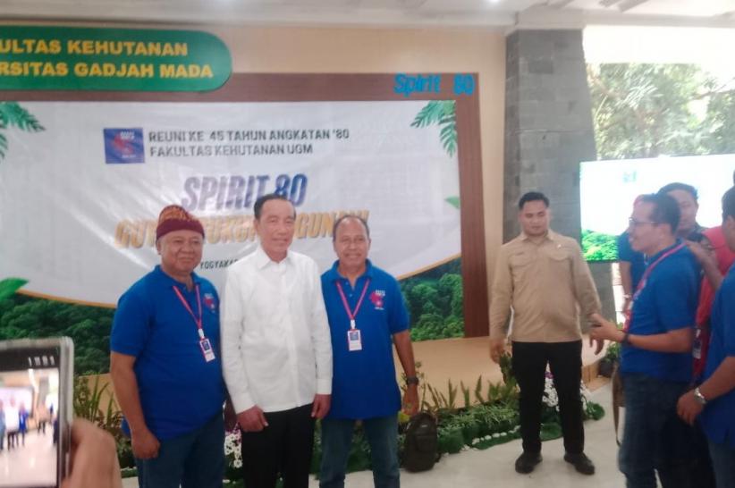 Momen Jokowi Hadiri Reuni UGM, Para Alumni Berebut Foto Bersama - Bagian 3