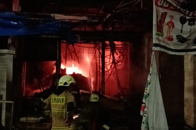 Pasar Taman Puring Kebakaran, Pertokoan Ludes Dilalap Api - Bagian 1