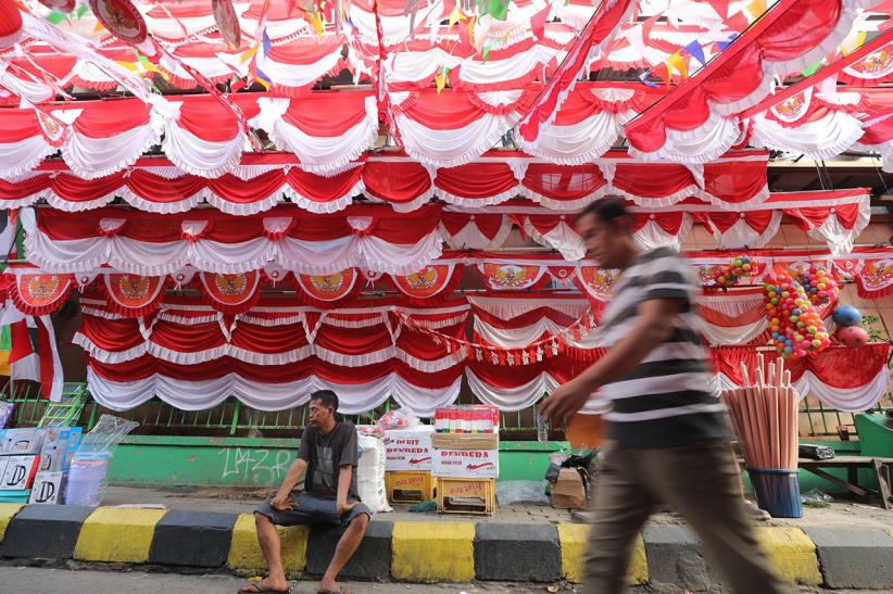 Pernak-Pernik HUT ke-80 RI Mulai Ramai di Pasar Jatinegara - Bagian 1