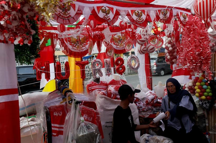 Pernak-Pernik HUT ke-80 RI Mulai Ramai di Pasar Jatinegara - Bagian 4