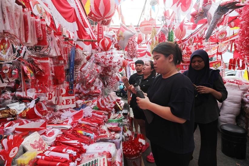 Pernak-Pernik HUT ke-80 RI Mulai Ramai di Pasar Jatinegara - Bagian 3