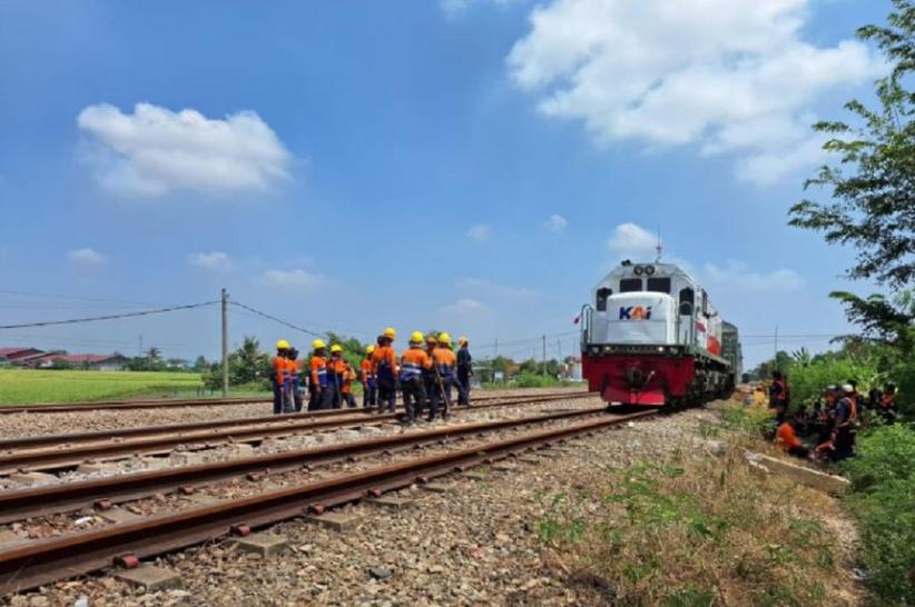Jalur Kereta Stasiun Pegadenbaru Sudah Normal, KA Argo Lawu Pertama Melintas