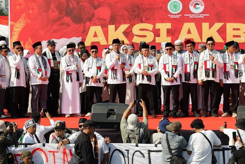 Ribuan Massa Hadiri Aksi Bela Palestina di Monas - Bagian 5