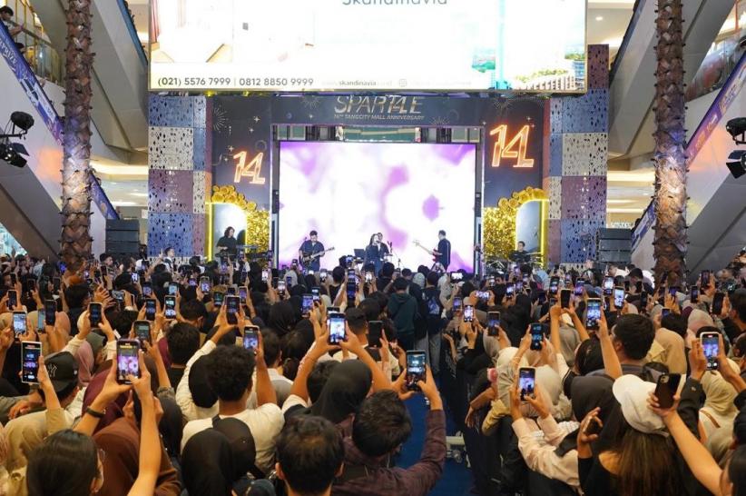Penampilan Bernadya Hibur Penggemar di Tangcity Mall - Bagian 3