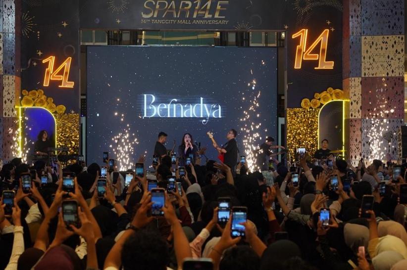 Penampilan Bernadya Hibur Penggemar di Tangcity Mall - Bagian 2