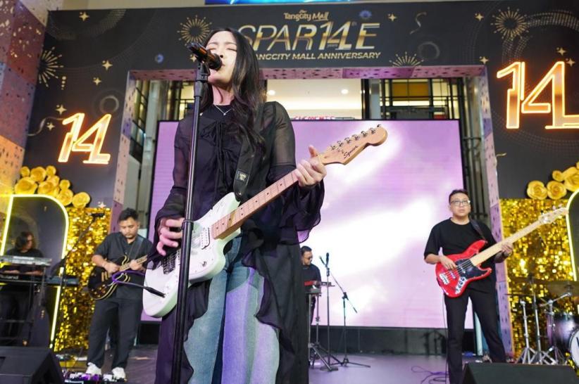 Penampilan Bernadya Hibur Penggemar di Tangcity Mall - Bagian 1