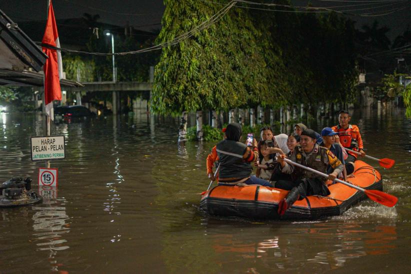 Banjir Setinggi 1 Meter Rendam Perumahan Jatibening Permai Bekasi Malam Ini - Bagian 1