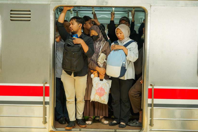 Penumpang KRL Menumpuk di Stasiun Manggarai - Bagian 3