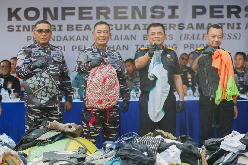 Penyelundupan Pakaian Bekas Senilai Rp1,51 Miliar - Bagian 3