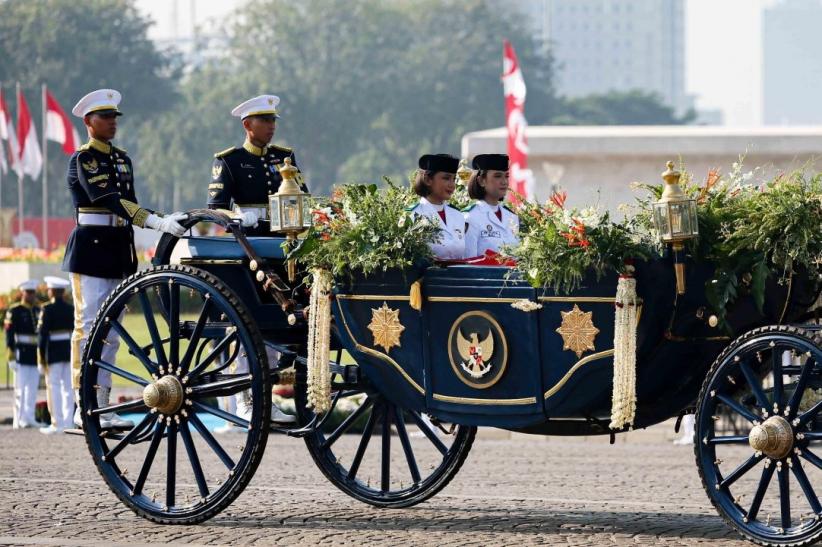 Bendera Merah Putih Dibawa Menuju Istana Merdeka dengan Kereta Kencana - Bagian 4