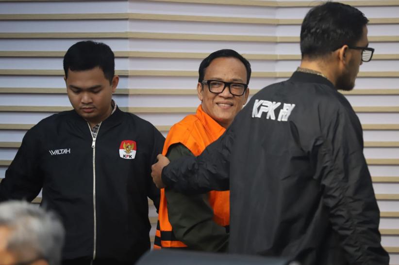 Pakai Rompi Tahanan KPK, Wamenaker Noel Acungkan 2 Jempol  - Bagian 2