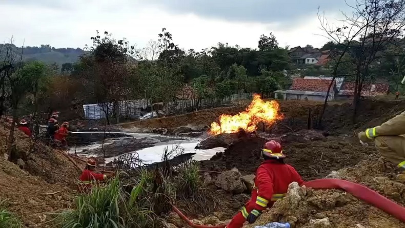 Hari Ketujuh Pemadaman Kebakaran Maut Sumur Minyak Ilegal di Blora, Api Masih Menyala