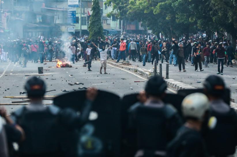 Demonstran Bubarkan DPR Bertahan di Pejompongan - Bagian 2