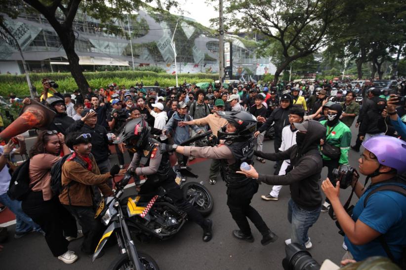 Dua Polisi Nyaris Diamuk Massa Pendemo DPR Gegara Motor Mogok - Bagian 2