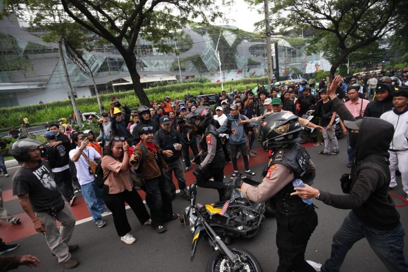 Dua Polisi Nyaris Diamuk Massa Pendemo DPR Gegara Motor Mogok - Bagian 1