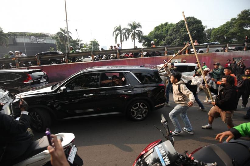 Mobil Mewah Plat ZZH Hancur Diserang Massa Demo DPR - Bagian 1