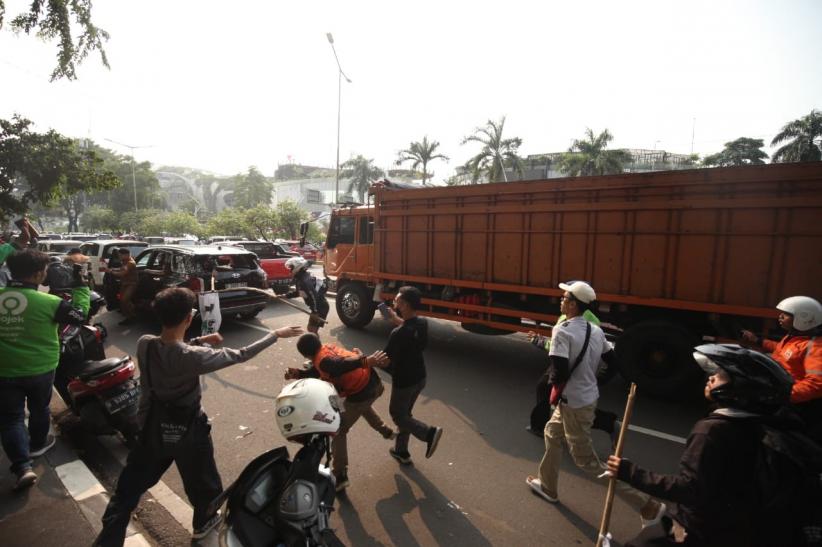 Mobil Mewah Plat ZZH Hancur Diserang Massa Demo DPR - Bagian 4