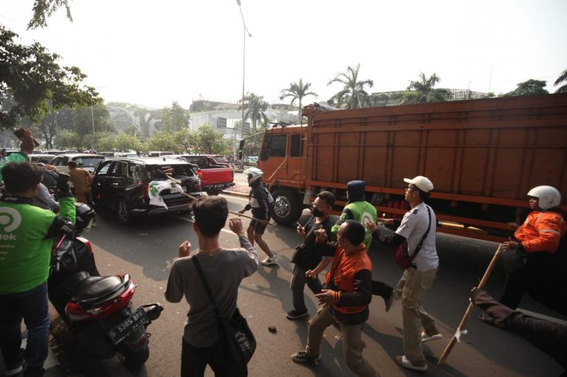 Mobil Mewah Plat ZZH Hancur Diserang Massa Demo DPR - Bagian 5