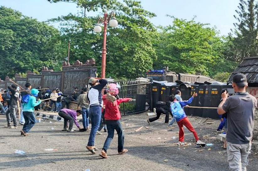 Demo Mahasiswa di DPRD Jambi Ricuh, 9 Polisi Dievakuasi ke RS Bhayangkara