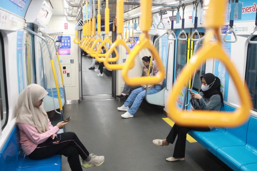 Jakarta Kondusif! Warga Antusias Naik Transportasi Umum Tarif Gratis - Bagian 1