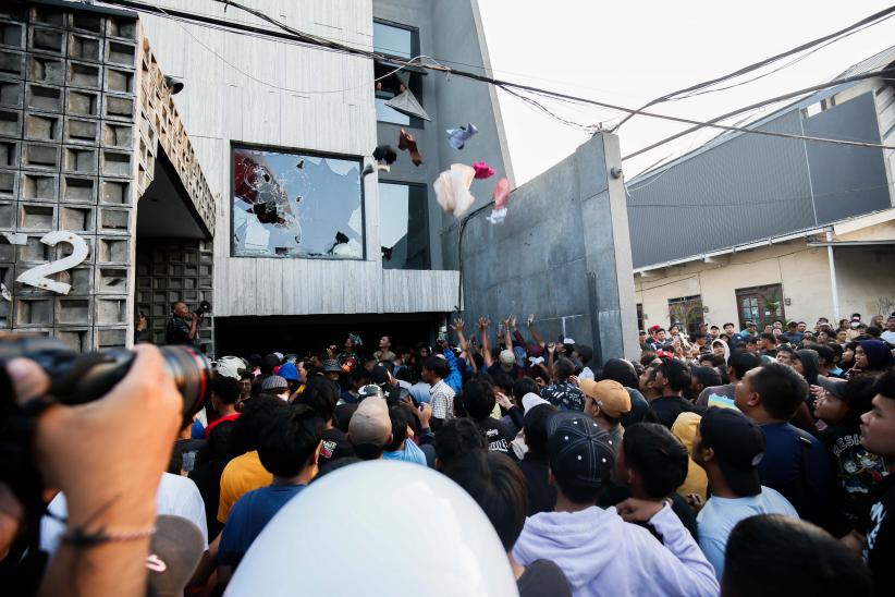 Rumah Anggota DPR Ahmad Sahroni Dikepung Massa - Bagian 1