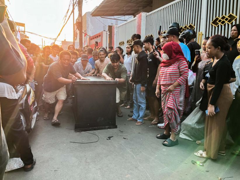 Rumah Anggota DPR Ahmad Sahroni Dikepung Massa - Bagian 6