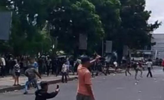 Demo di DPRD OKU Ricuh, Massa Lempari Polisi Pakai Batu Dibalas Water Cannon