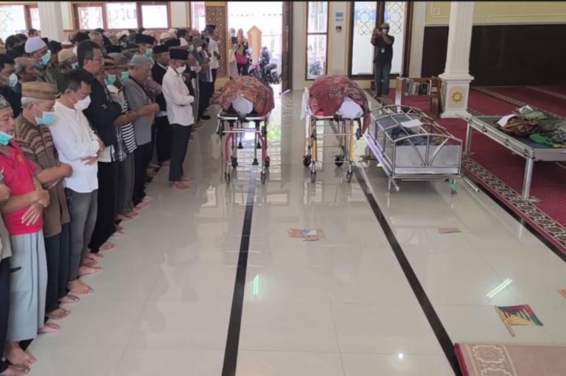 Tangis Pecah di Indramayu, 5 Jenazah Satu Keluarga Dimakamkan Berdampingan