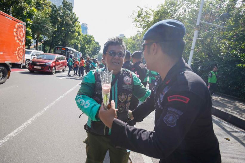 Aksi Damai, Driver Ojol dan Polisi Berpelukan - Bagian 4