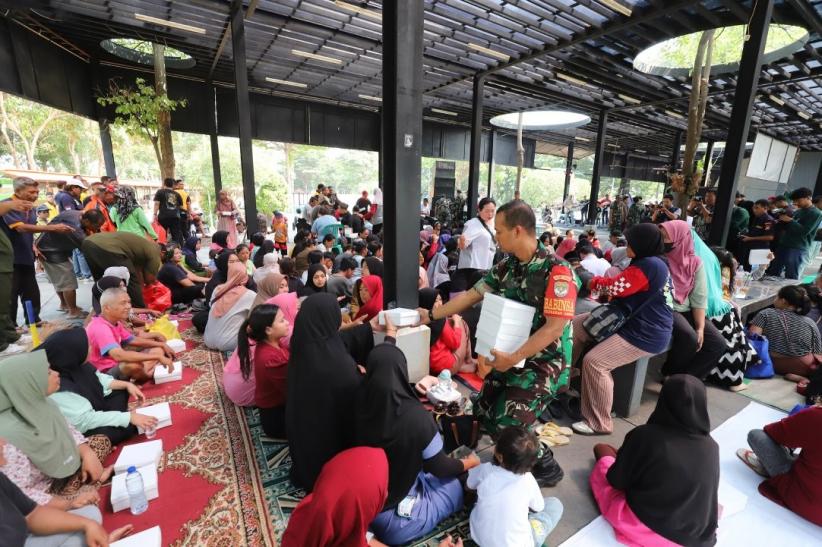 HUT ke-80, TNI Ajak Warga Jaga Sungai Lewat Aksi Bersih Ciliwung - Bagian 2