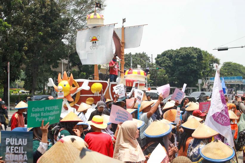 Tolak Reklamasi, Warga Pulau Pari Bawa Kapal One Piece  - Bagian 1