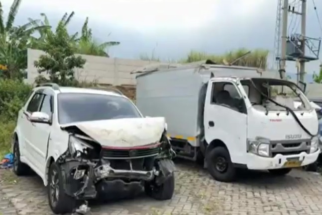 Kecelakaan Truk Boks Tabrak Minibus hingga Terguling di Tol Malang, 3 Luka-Luka