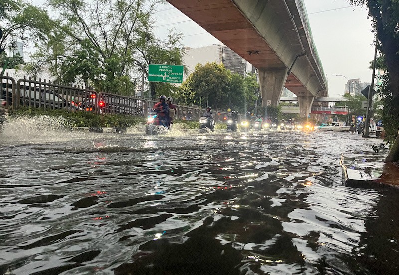 Diguyur Hujan Deras, Sejumlah Jalan di Jakarta Tergenang - Bagian 1
