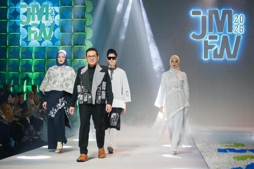 Ketika Menteri Perdagangan Budi Santoso Jadi Model pada Peragaan Busana JMFW - Bagian 1