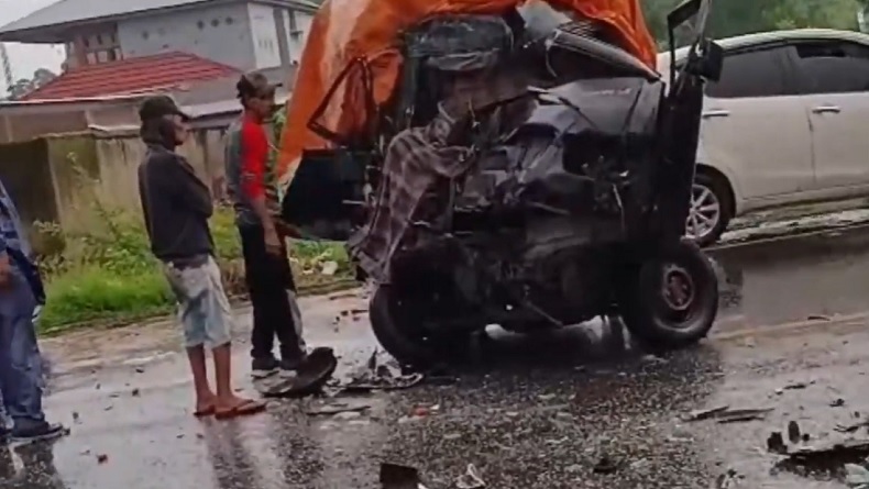 Mobil Pikap Ringsek Tabrak Truk di Gowa, Sopir Tewas Terjepit