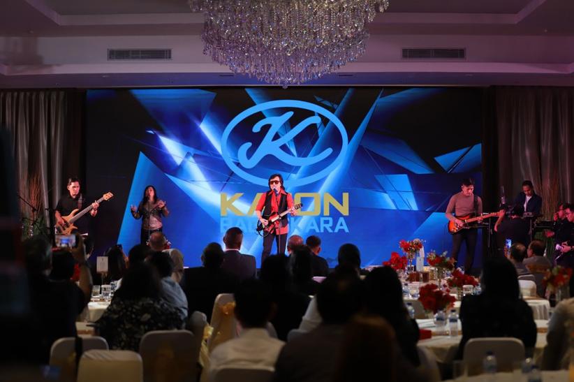 Bawa Lagu Nostalgia, Penampilan Katon Bagaskara Menghibur di Eyewear Trunk Show - Bagian 3