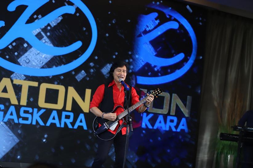 Bawa Lagu Nostalgia, Penampilan Katon Bagaskara Menghibur di Eyewear Trunk Show - Bagian 2