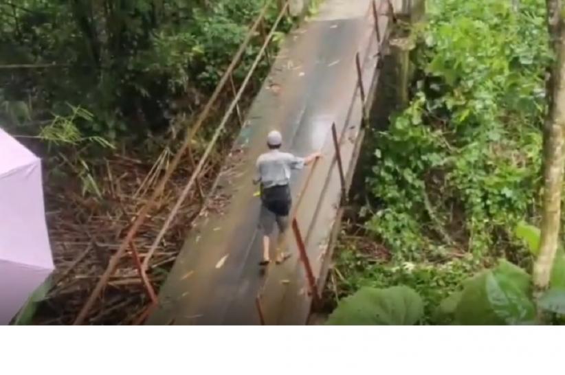 Jembatan Ambruk Diterjang Banjir, 5 Kampung di Lebak Terisolasi