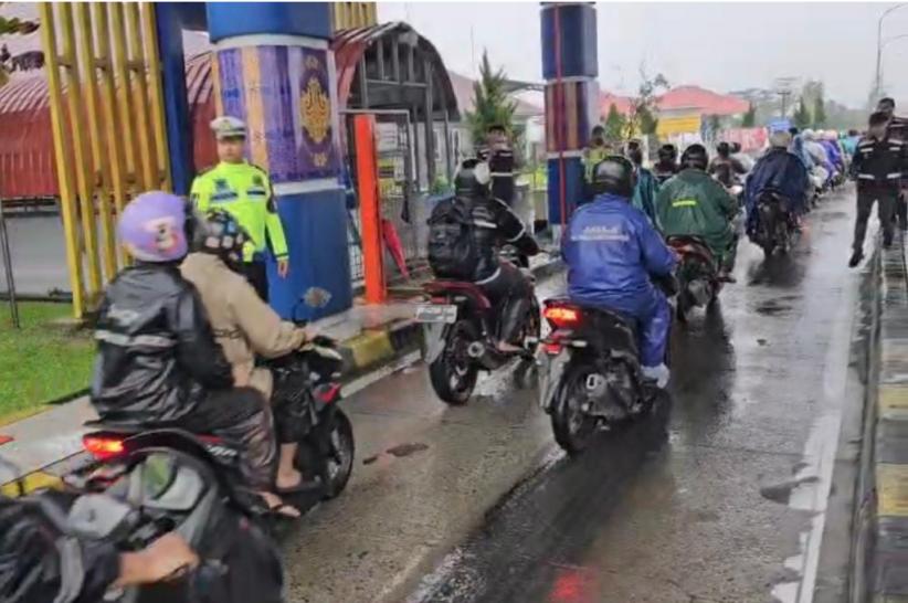 Jalur Binjai-Medan Lumpuh Total Dikepung Banjir, Pemotor Lewat Tol Dikawal Polisi