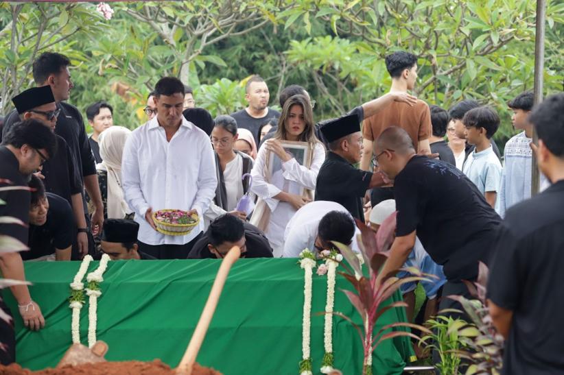 Raisa Ditemani Hamish Daud Mengantar Jenazah Sang Ibu ke Pemakaman - Bagian 1