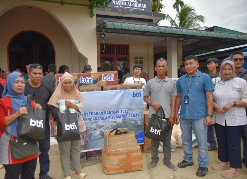 Korban Bencana Padang Dapat Bantuan Kebutuhan Pokok - Bagian 5
