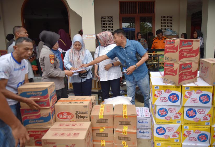 Korban Bencana Padang Dapat Bantuan Kebutuhan Pokok - Bagian 1