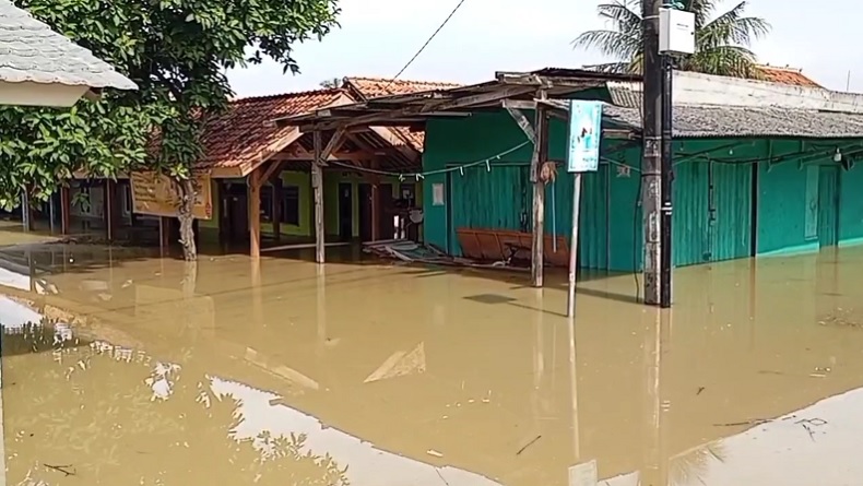 Banjir Karawang Lumpuhkan Aktivitas Warga, Ketinggian Air hingga 2 Meter