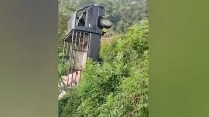 Kecelakaan di Lebak, Mobil Pikap Bermuatan Semen Jatuh ke Jurang