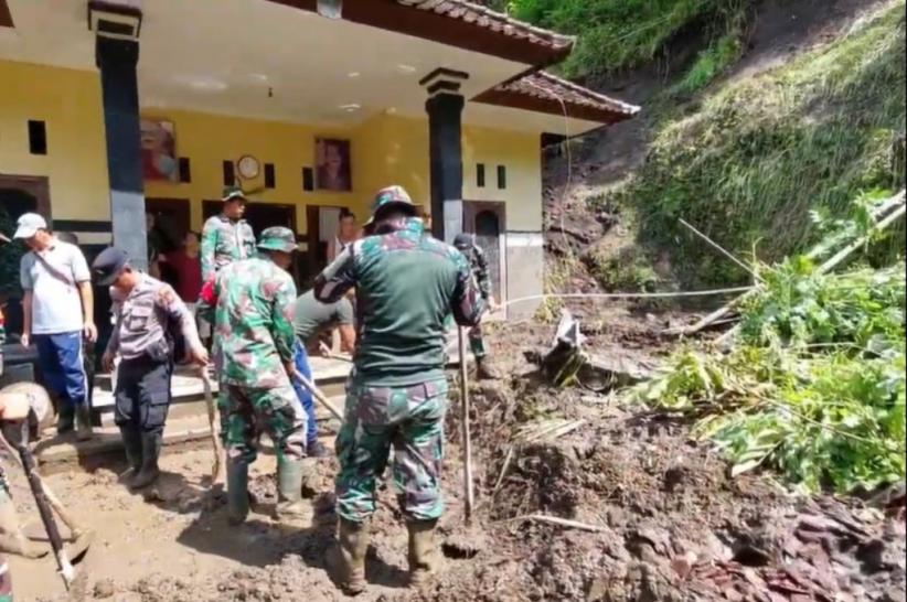 Longsor Hantam Rumah Warga di Antiga Karangasem, Penghuni Selamat