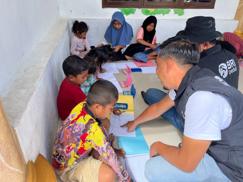 BRI Realisasikan Program Trauma Healing untuk Anak-Anak Terdampar Banjir Sumatra