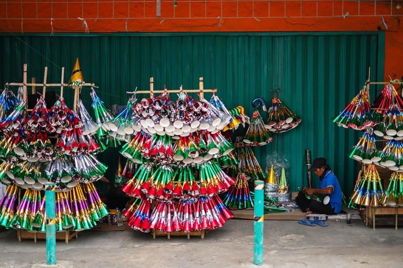 Lesu, Penjual Terompet Tahun Baru Sepi Pembeli - Bagian 1