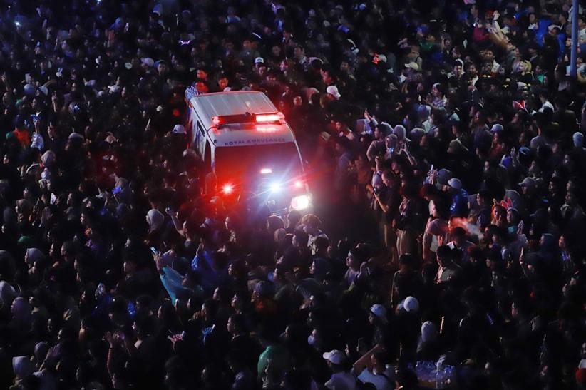Momen Ambulans Terobos Lautan Manusia saat Perayaan Tahun Baru 2026 di Bundaran HI - Bagian 3